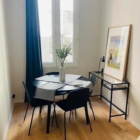 Vieux Charmante Mezzanine Apartment